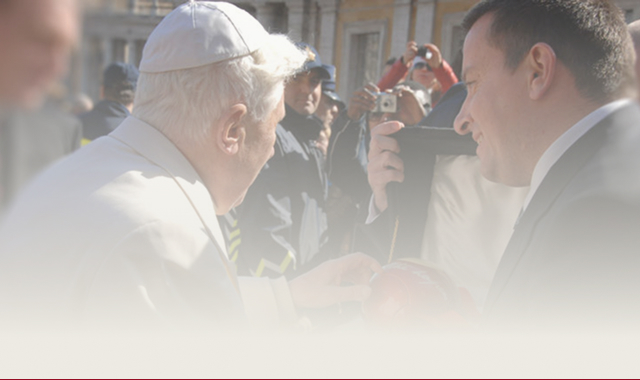 Z obiskom pri papežu Benediktu XVI. v Vatikanu se je začela zgodba Rdeče žoge